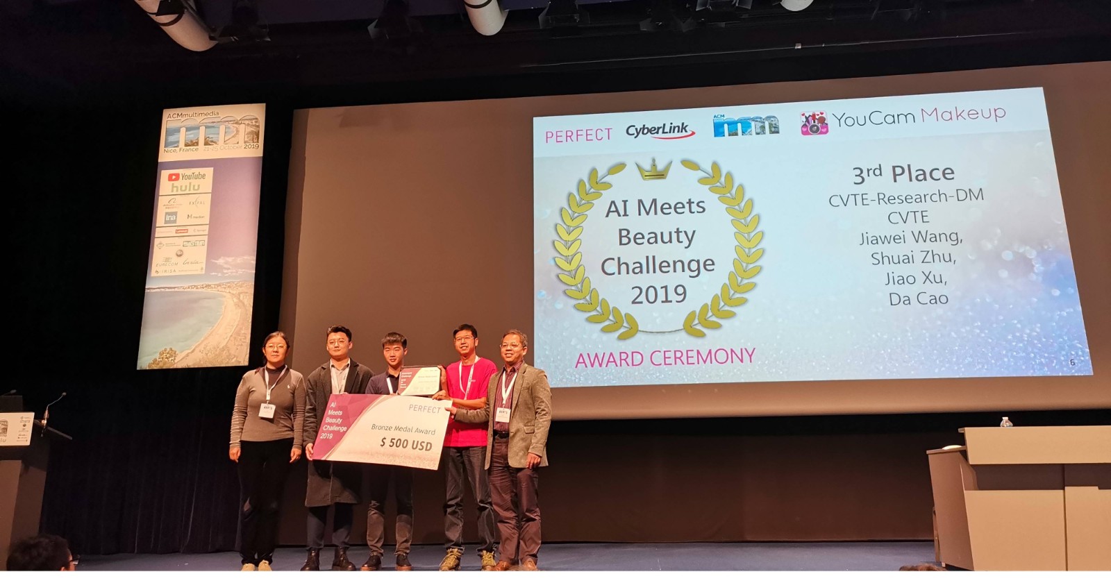 上臺領獎.jpg 上臺領獎.jpg